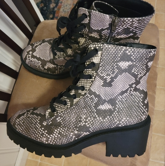 Universal Thread Ladies combat boots size 12M - Picture 3 of 7